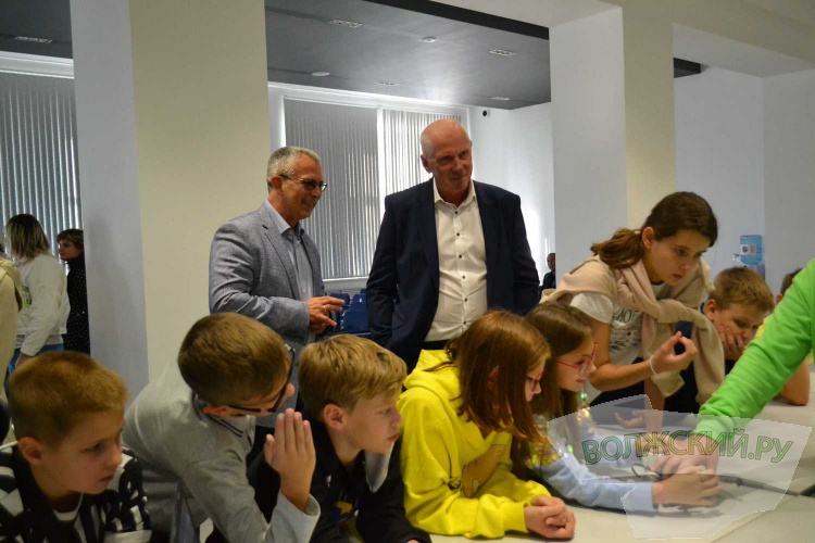 Волжский абразивный завод в честь Дня машиностроителей распахнул свои двери для детей