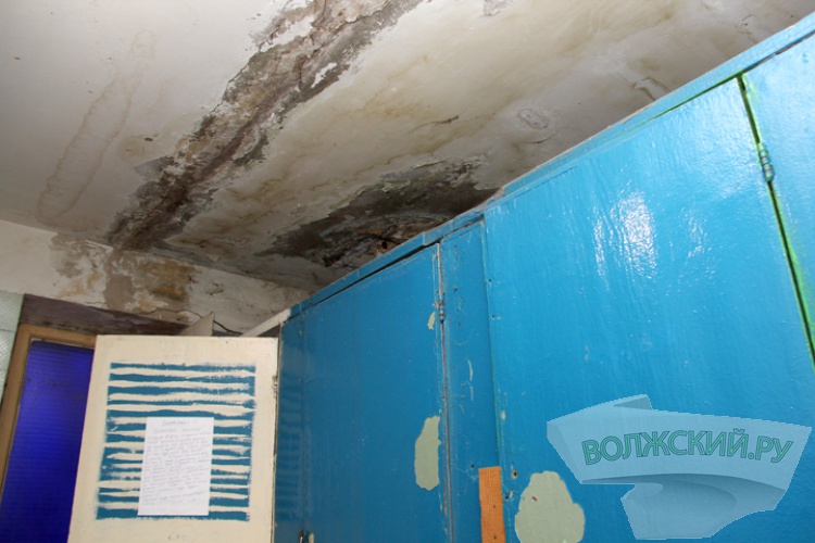 Жильцы общежития в центре Волжского год не могут откреститься от ремонта за свой счёт