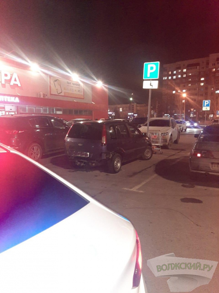 Как паркуются «неинвалиды»: волжские автоинспекторы наведались на парковки ТЦ