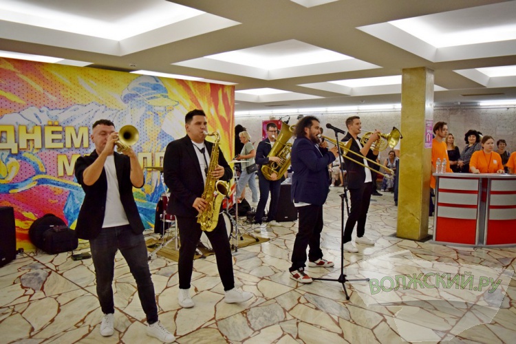 «Победители огня и металла»: Волжский трубный завод широко отпраздновал День металлурга