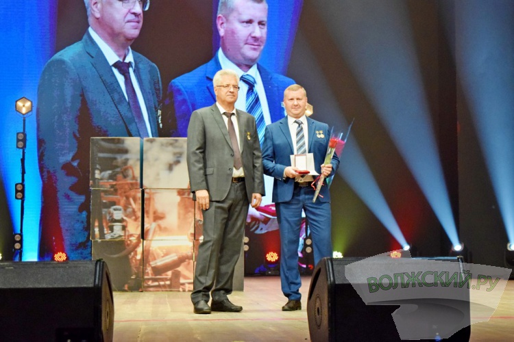 «Победители огня и металла»: Волжский трубный завод широко отпраздновал День металлурга