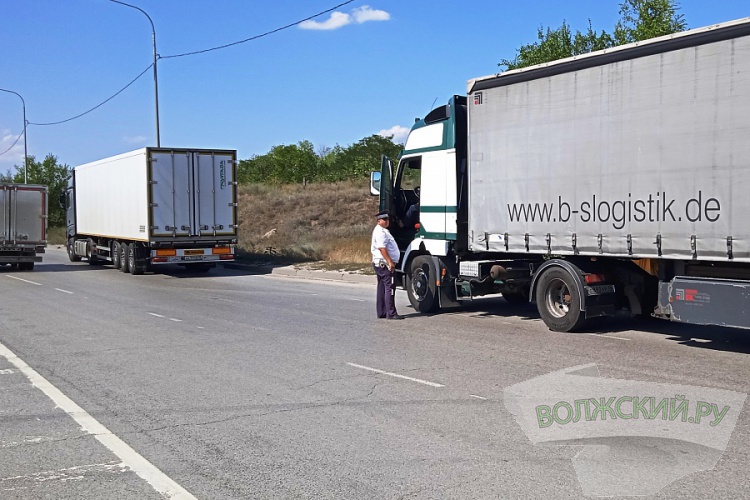 Под знак и в жару: в Волгоградской области продолжаются облавы на большегрузы