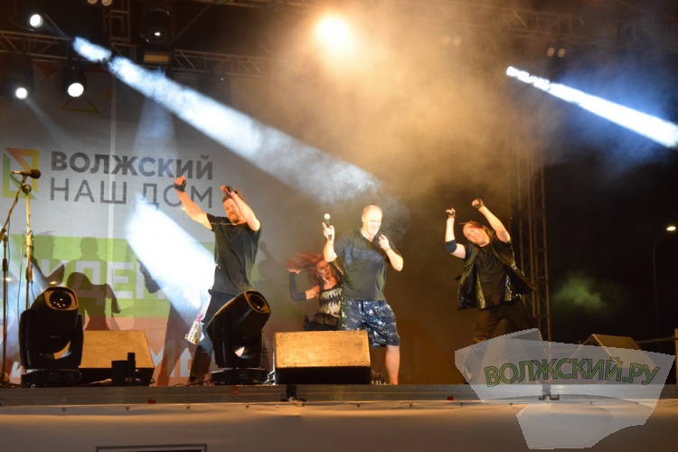 Яркие таланты и красочный фейерверк: Волжский с размахом отметил 69-ю годовщину
