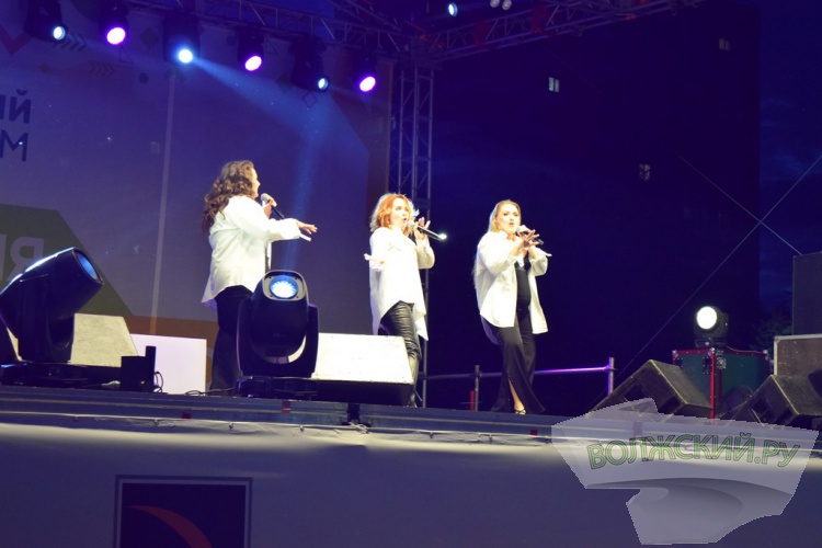 Яркие таланты и красочный фейерверк: Волжский с размахом отметил 69-ю годовщину