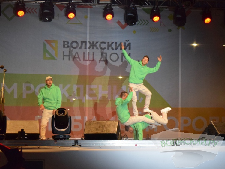 Яркие таланты и красочный фейерверк: Волжский с размахом отметил 69-ю годовщину