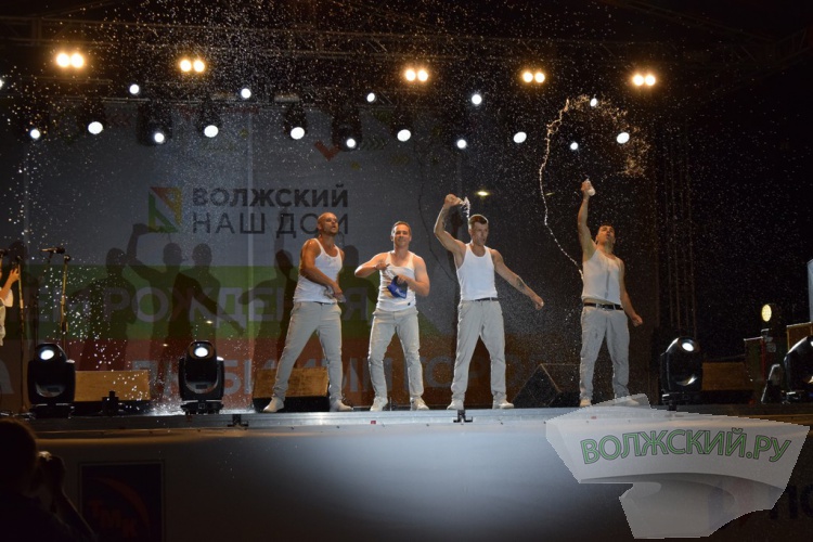 Яркие таланты и красочный фейерверк: Волжский с размахом отметил 69-ю годовщину