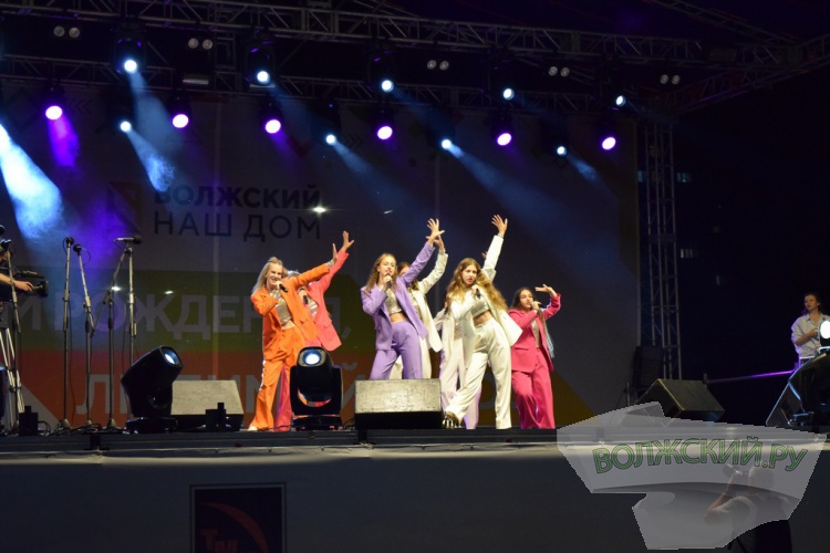 Яркие таланты и красочный фейерверк: Волжский с размахом отметил 69-ю годовщину