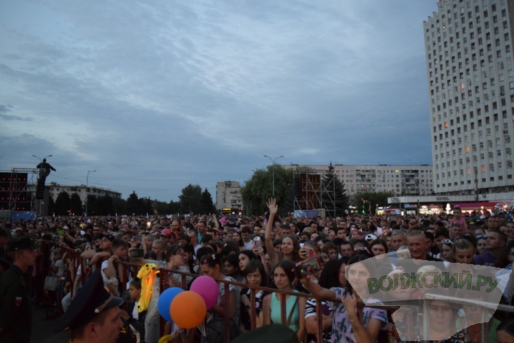 Яркие таланты и красочный фейерверк: Волжский с размахом отметил 69-ю годовщину