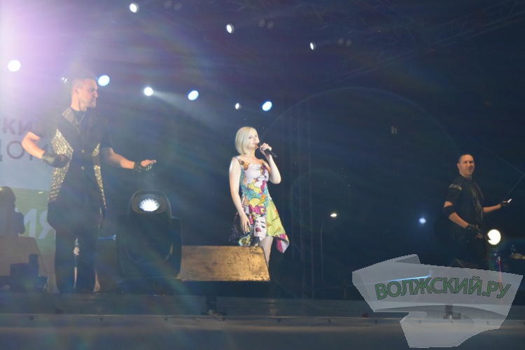 Яркие таланты и красочный фейерверк: Волжский с размахом отметил 69-ю годовщину