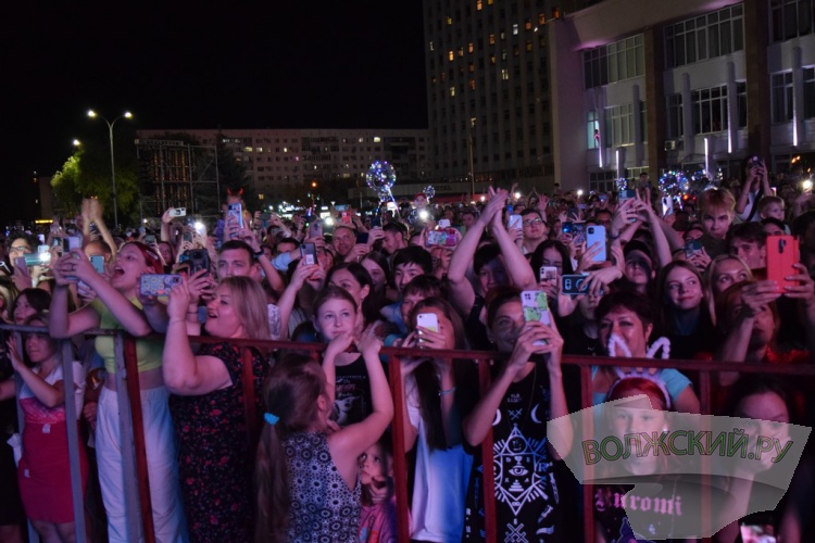 Яркие таланты и красочный фейерверк: Волжский с размахом отметил 69-ю годовщину