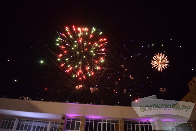 Яркие таланты и красочный фейерверк: Волжский с размахом отметил 69-ю годовщину