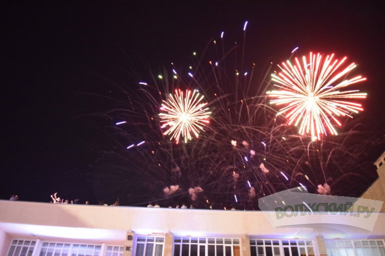 Яркие таланты и красочный фейерверк: Волжский с размахом отметил 69-ю годовщину