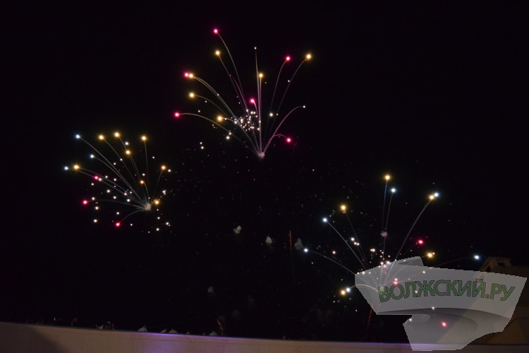 Яркие таланты и красочный фейерверк: Волжский с размахом отметил 69-ю годовщину