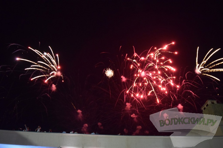 Яркие таланты и красочный фейерверк: Волжский с размахом отметил 69-ю годовщину