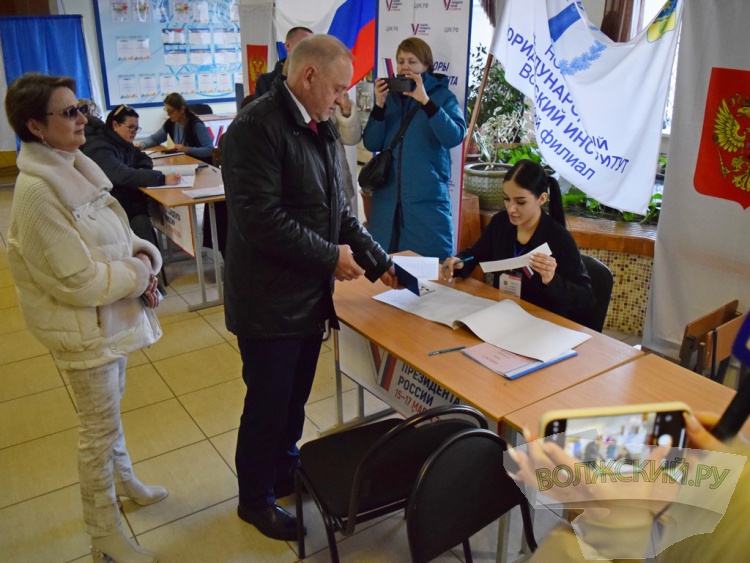 «Единство и сила духа»: Игорь Воронин среди первых проголосовал на выборах Президента РФ