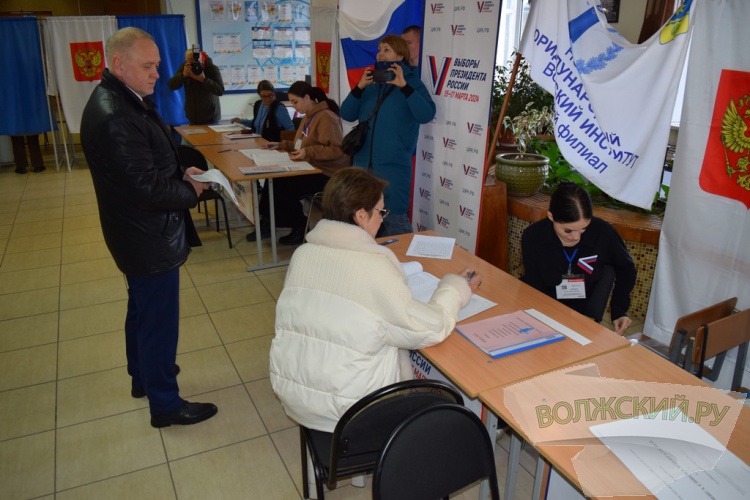 «Единство и сила духа»: Игорь Воронин среди первых проголосовал на выборах Президента РФ