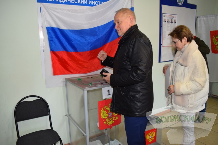«Единство и сила духа»: Игорь Воронин среди первых проголосовал на выборах Президента РФ