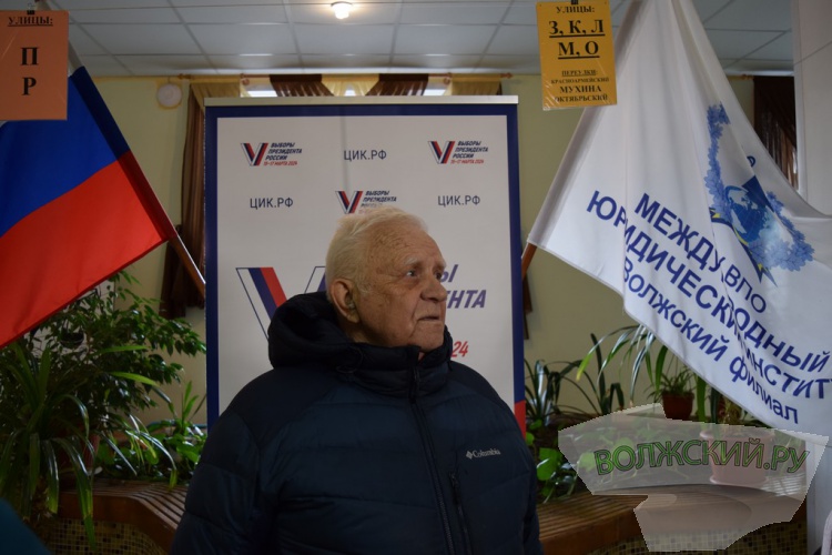 «Единство и сила духа»: Игорь Воронин среди первых проголосовал на выборах Президента РФ