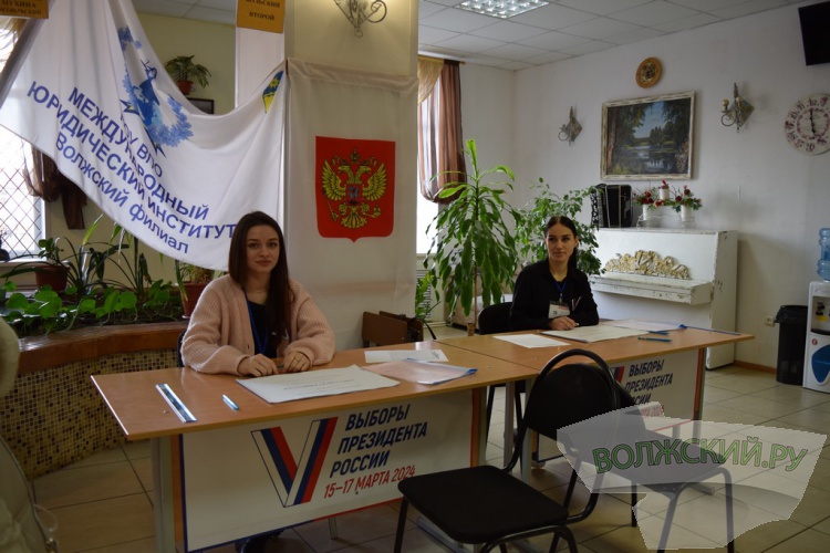 «Единство и сила духа»: Игорь Воронин среди первых проголосовал на выборах Президента РФ