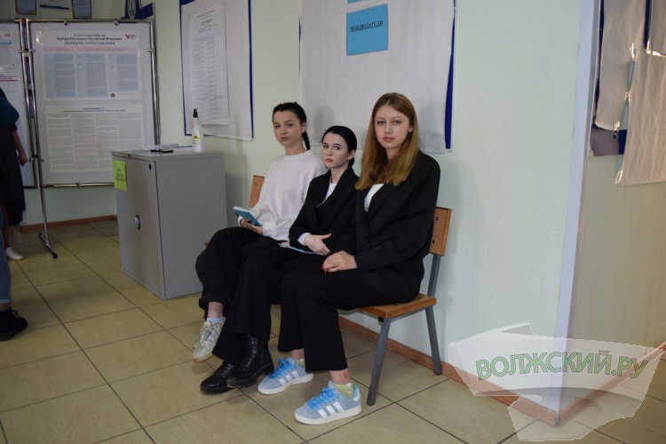 «Единство и сила духа»: Игорь Воронин среди первых проголосовал на выборах Президента РФ