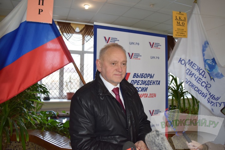 «Единство и сила духа»: Игорь Воронин среди первых проголосовал на выборах Президента РФ