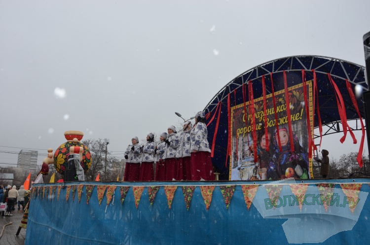 Хороводы, ароматный шашлык и сжигание чучела: в Волжском в снегопад попрощались с зимой