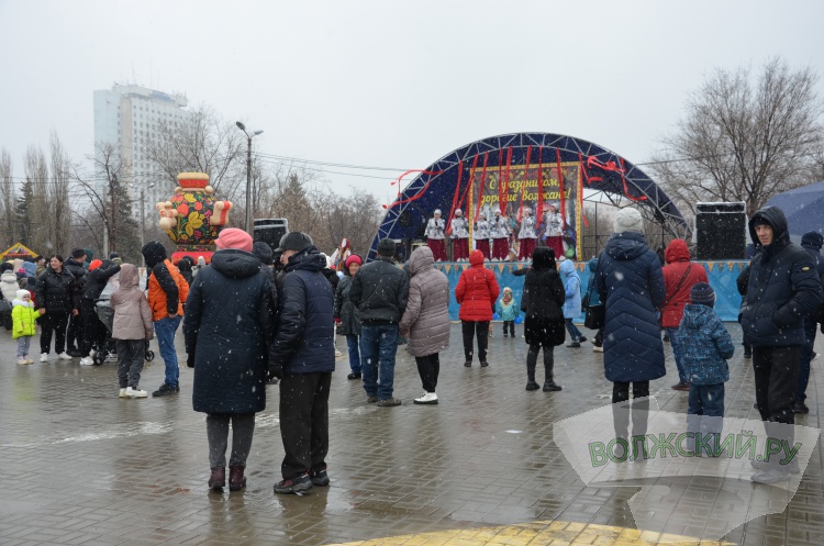 Хороводы, ароматный шашлык и сжигание чучела: в Волжском в снегопад попрощались с зимой