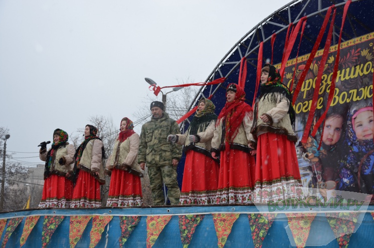 Хороводы, ароматный шашлык и сжигание чучела: в Волжском в снегопад попрощались с зимой