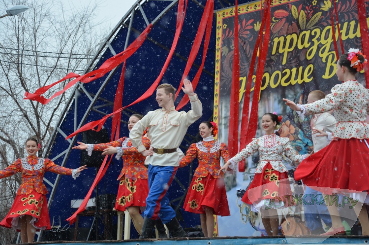 Хороводы, ароматный шашлык и сжигание чучела: в Волжском в снегопад попрощались с зимой