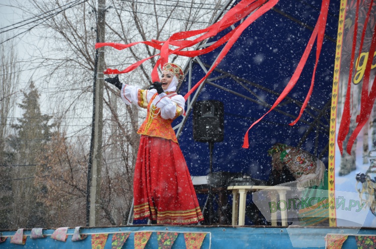 Хороводы, ароматный шашлык и сжигание чучела: в Волжском в снегопад попрощались с зимой