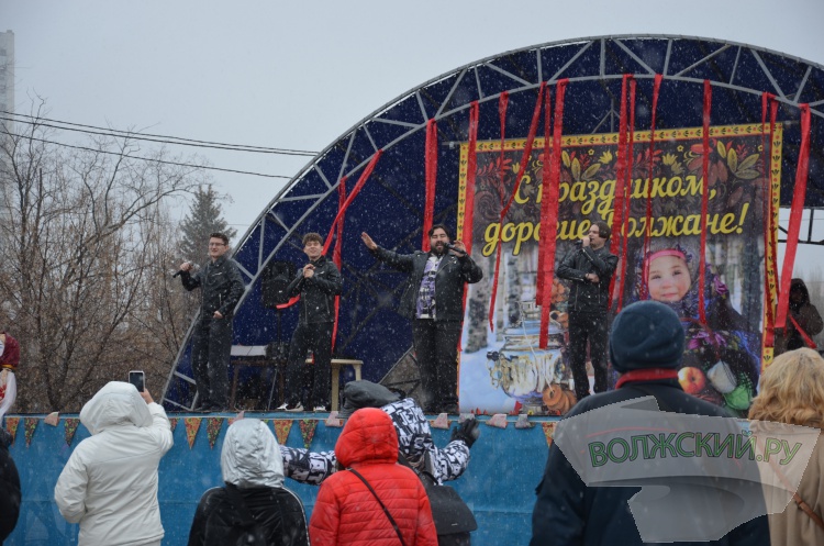Хороводы, ароматный шашлык и сжигание чучела: в Волжском в снегопад попрощались с зимой