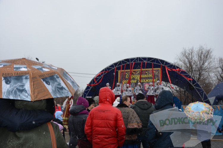 Хороводы, ароматный шашлык и сжигание чучела: в Волжском в снегопад попрощались с зимой