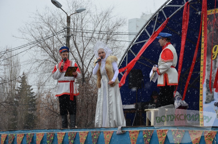 Хороводы, ароматный шашлык и сжигание чучела: в Волжском в снегопад попрощались с зимой