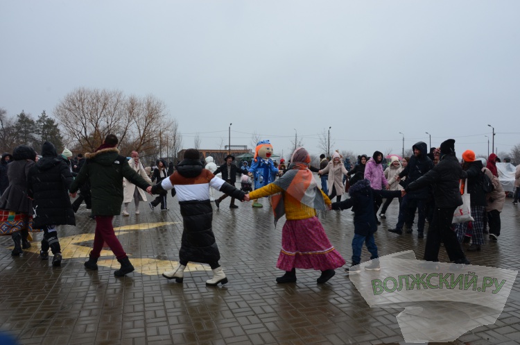 Хороводы, ароматный шашлык и сжигание чучела: в Волжском в снегопад попрощались с зимой