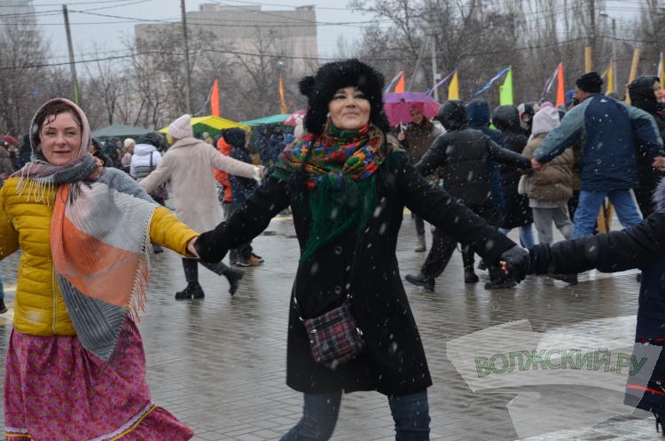 Хороводы, ароматный шашлык и сжигание чучела: в Волжском в снегопад попрощались с зимой