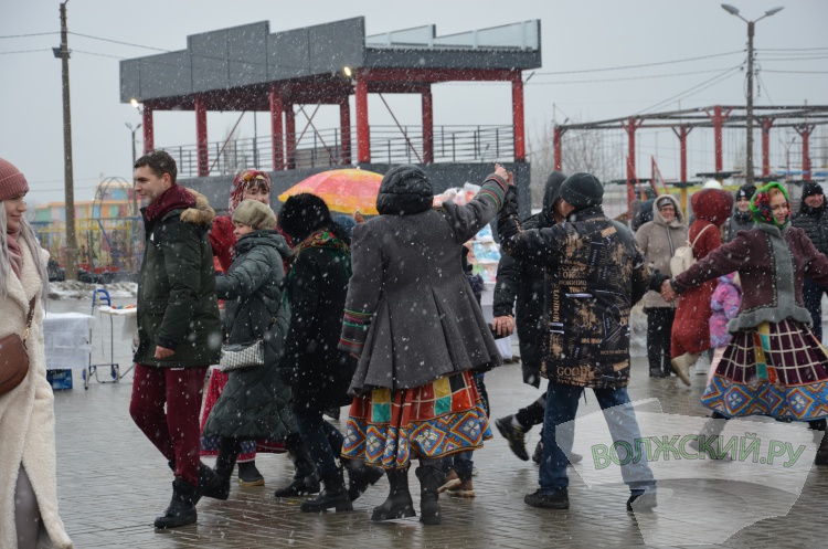 Хороводы, ароматный шашлык и сжигание чучела: в Волжском в снегопад попрощались с зимой