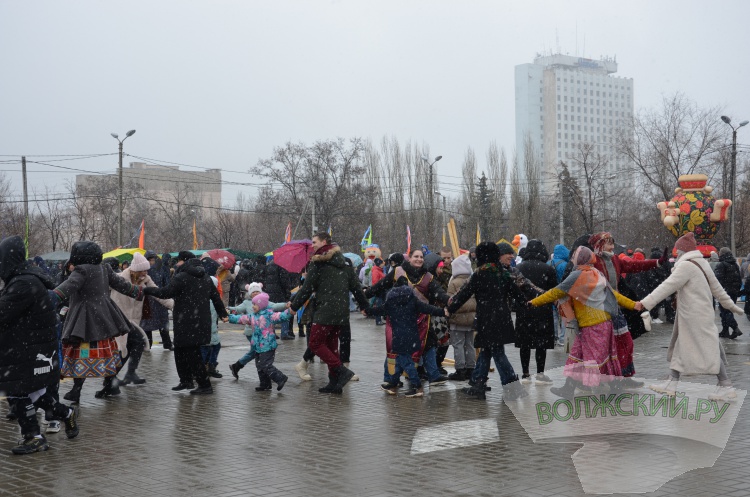 Хороводы, ароматный шашлык и сжигание чучела: в Волжском в снегопад попрощались с зимой
