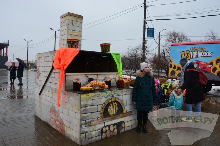 Хороводы, ароматный шашлык и сжигание чучела: в Волжском в снегопад попрощались с зимой