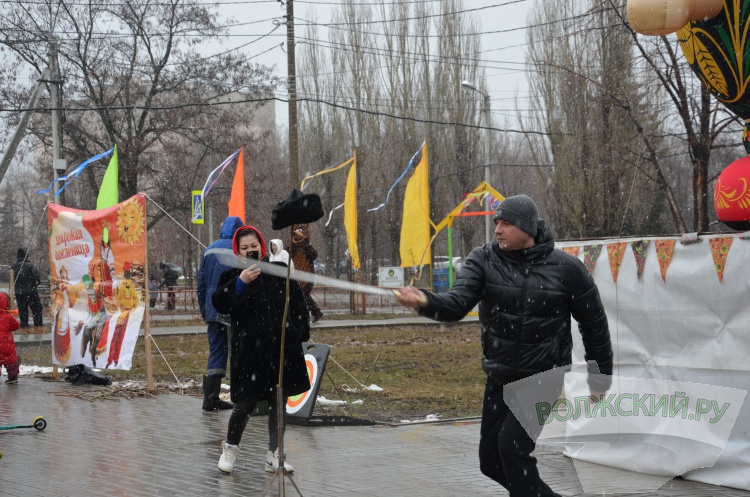 Хороводы, ароматный шашлык и сжигание чучела: в Волжском в снегопад попрощались с зимой