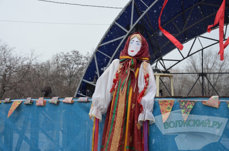 Хороводы, ароматный шашлык и сжигание чучела: в Волжском в снегопад попрощались с зимой