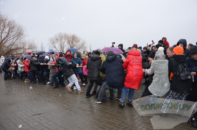 Хороводы, ароматный шашлык и сжигание чучела: в Волжском в снегопад попрощались с зимой