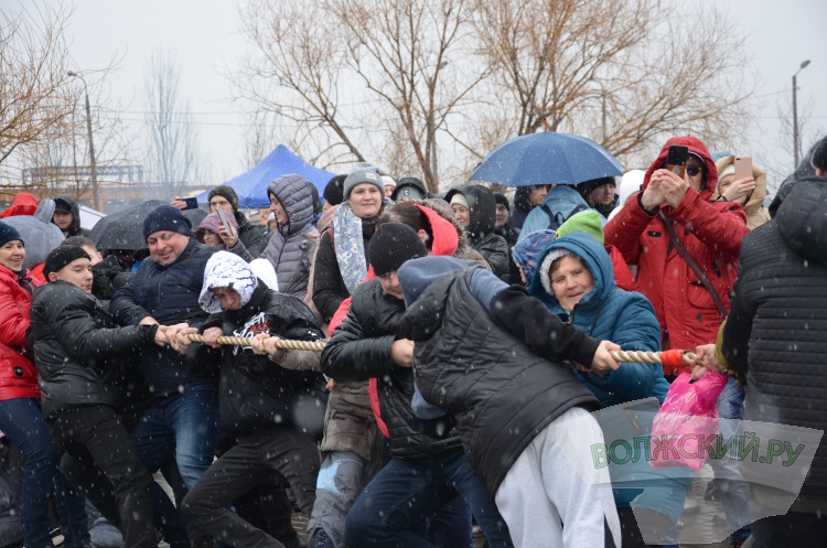 Хороводы, ароматный шашлык и сжигание чучела: в Волжском в снегопад попрощались с зимой
