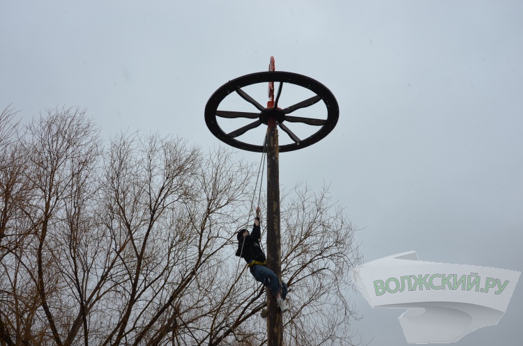Хороводы, ароматный шашлык и сжигание чучела: в Волжском в снегопад попрощались с зимой
