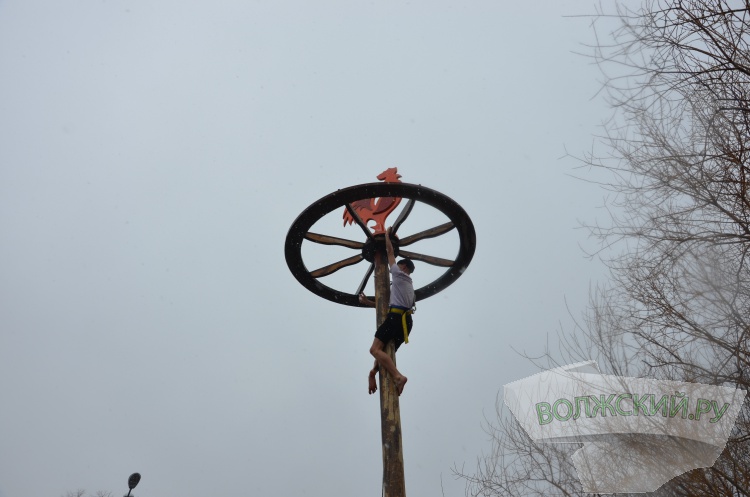 Хороводы, ароматный шашлык и сжигание чучела: в Волжском в снегопад попрощались с зимой