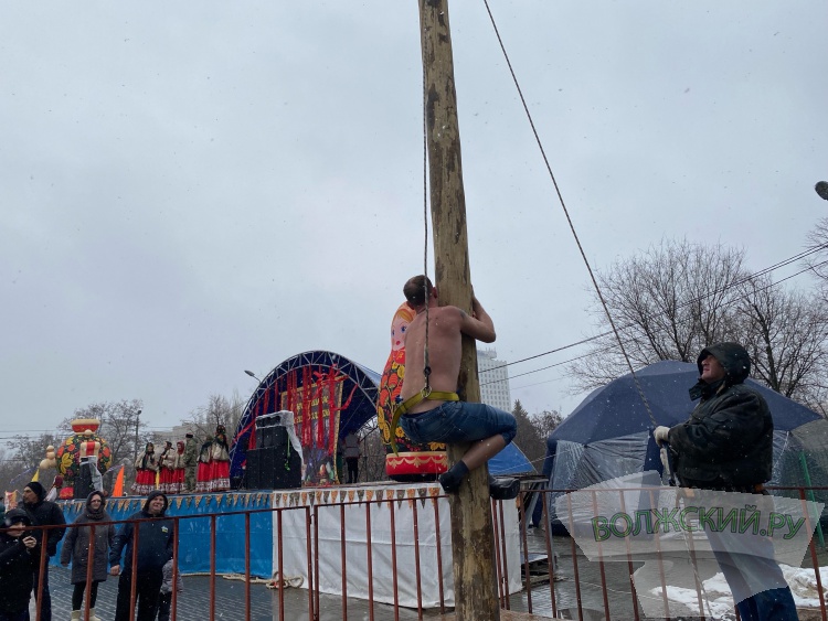 Хороводы, ароматный шашлык и сжигание чучела: в Волжском в снегопад попрощались с зимой