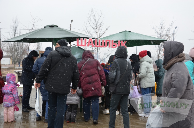 Хороводы, ароматный шашлык и сжигание чучела: в Волжском в снегопад попрощались с зимой