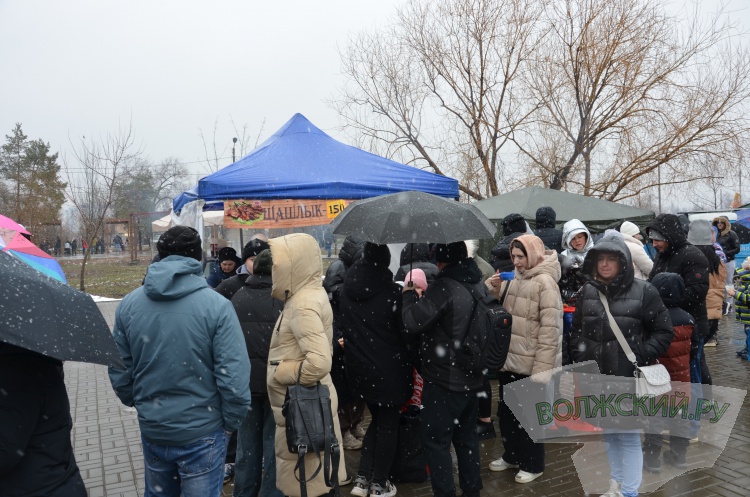 Хороводы, ароматный шашлык и сжигание чучела: в Волжском в снегопад попрощались с зимой