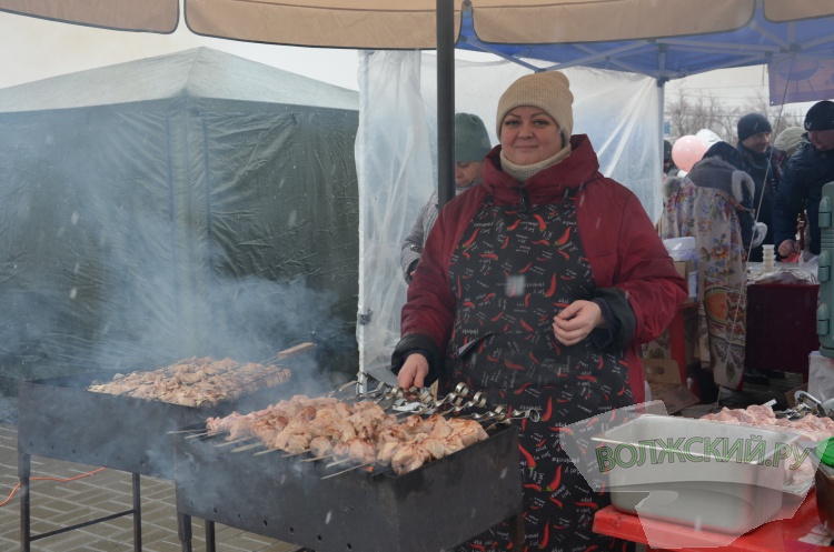 Хороводы, ароматный шашлык и сжигание чучела: в Волжском в снегопад попрощались с зимой