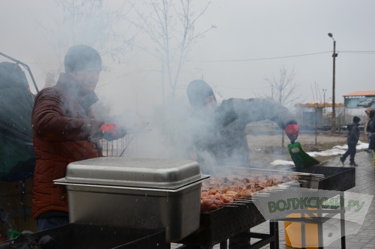 Хороводы, ароматный шашлык и сжигание чучела: в Волжском в снегопад попрощались с зимой