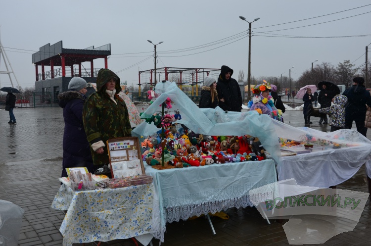 Хороводы, ароматный шашлык и сжигание чучела: в Волжском в снегопад попрощались с зимой